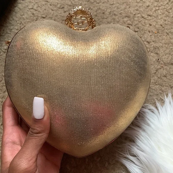 Cute gold heart shaped purse ( can be worn as a clutch as well) - Picture 2 of 2